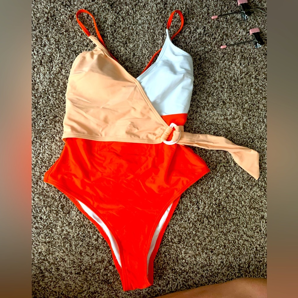 Cute guess bathing suit!!